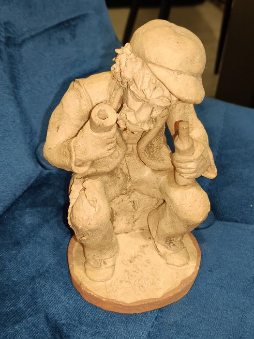 Figurka sycylijski chłop z butelką i z terakoty z  S-no Grasso 1981