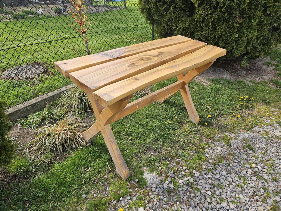 Stół orzechowy lakierowany