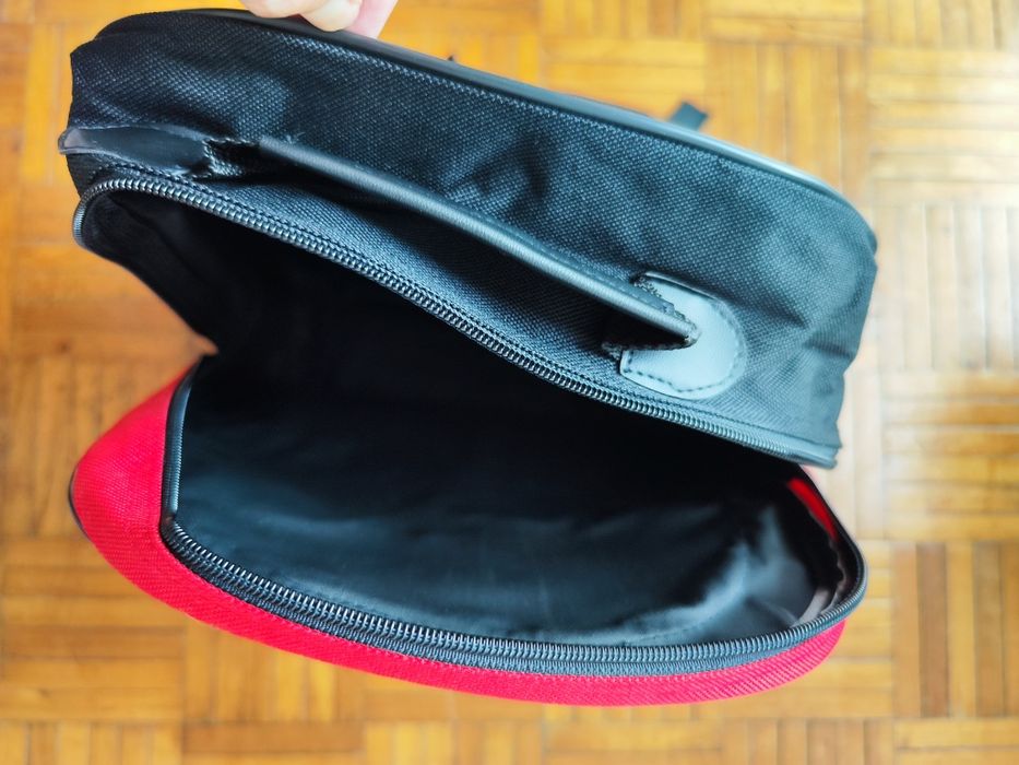 Mochila Escolar/ Infantário, preta e vermelha  com muitos bolsos exteriores e emblema USA