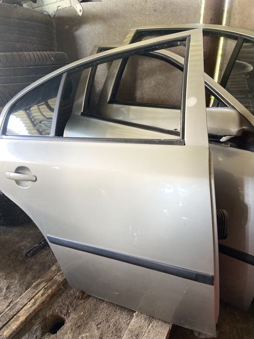 Двері передні Skoda Octavia Tour