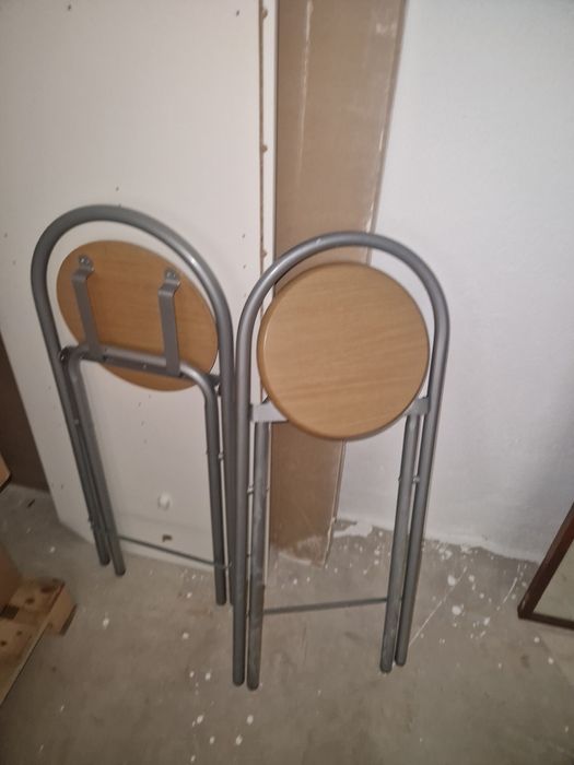 Mesa com cadeiras / bancos