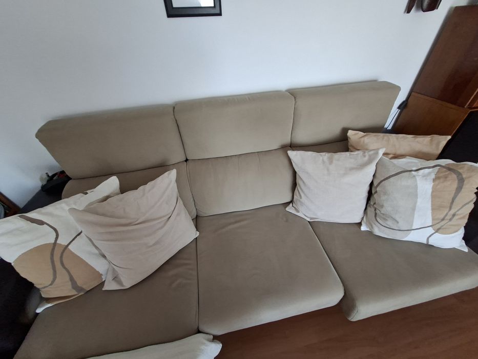 Sofá bege com assentos reguláveis