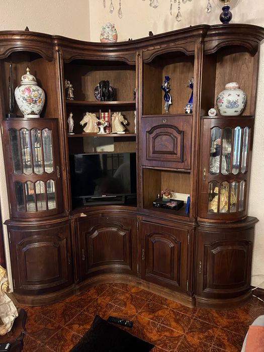 Móvel em madeira maciça