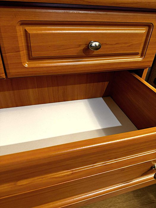 Комод з шухлядами