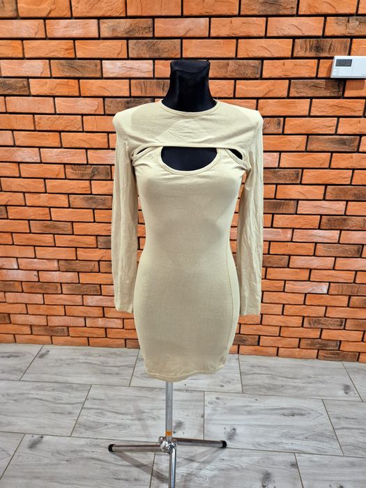 Sukienka z wyciętym dekoltem