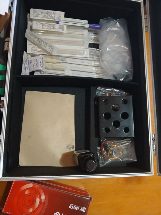 Vendo 2 máquinas de compacto e 1 máquina eléctrica de tatuar