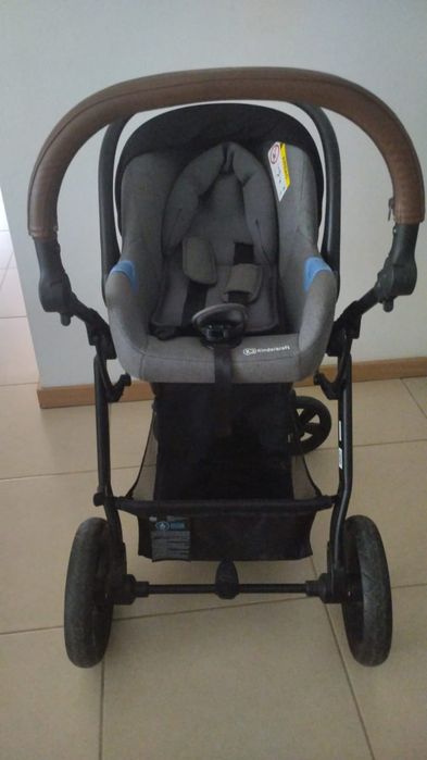 Carrinho de bebé Kinderkraft com ovo e alcofa.