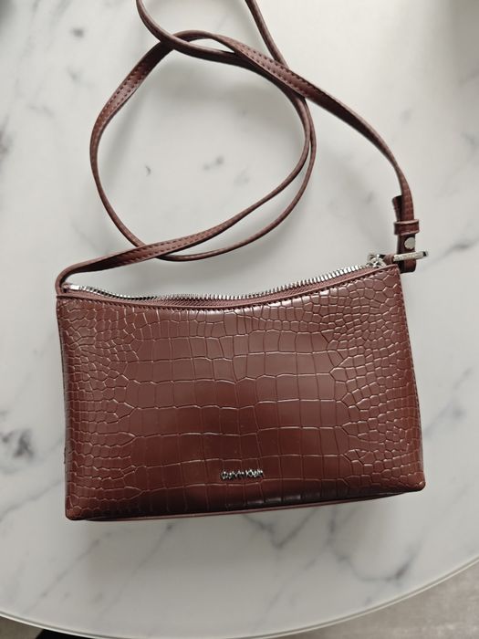 Mała torebka Calvin Kleina, brązowa, faktura skóry, nieużywana