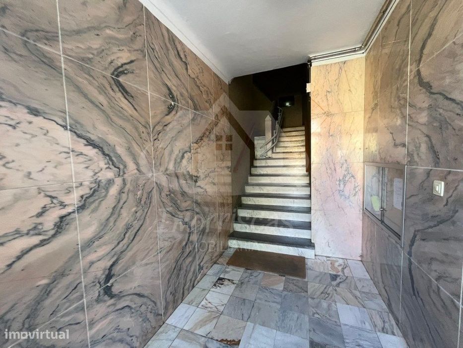 Apartamento T2 totalmente remodelado, localizado em Vialonga