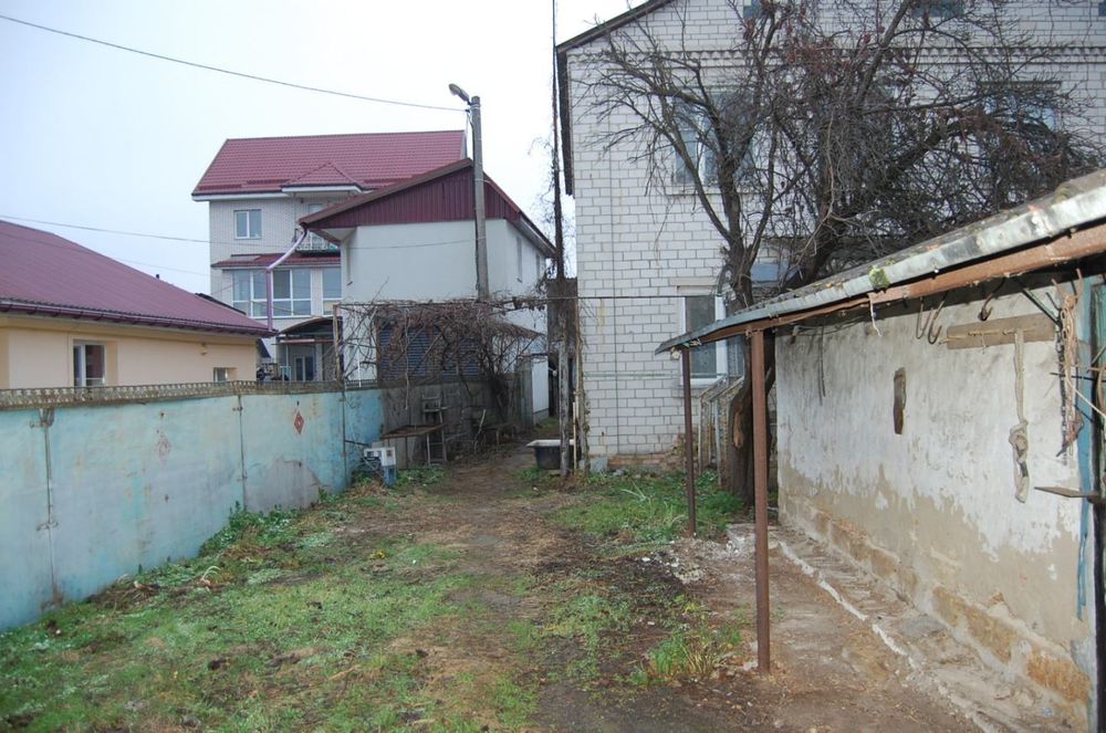 Продам 1/2 будинку та 5сот.земельна ділянка .