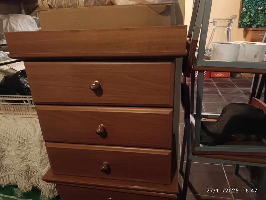 Mesas de cabeceira e espelho