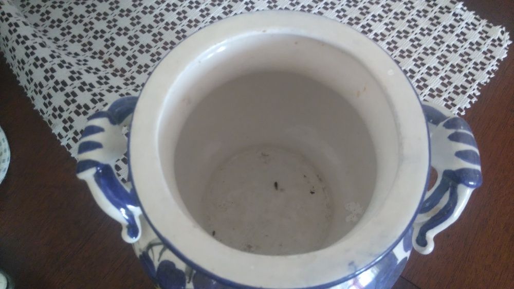 Pote em loiça com pegas
