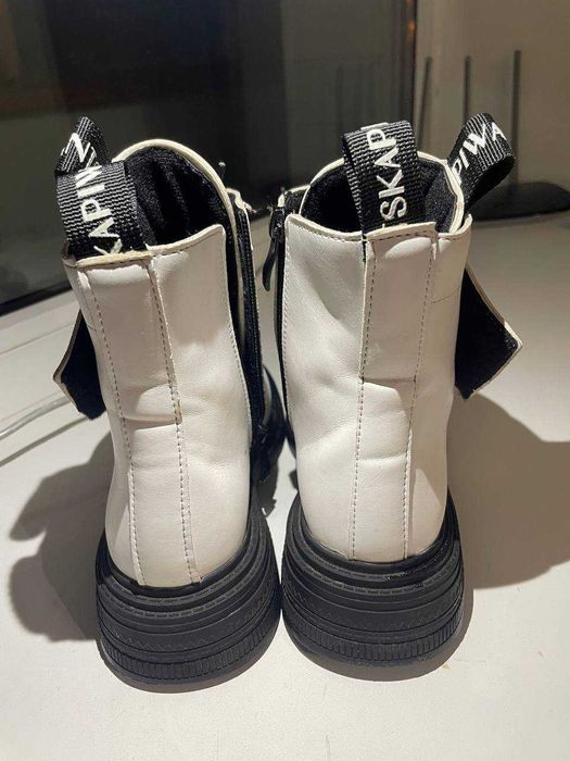 Чоботи в білому кольорі