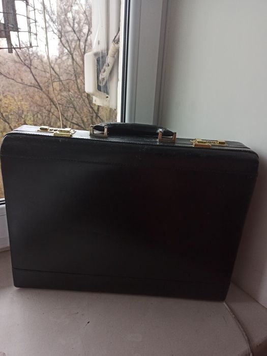 Продам кожаные дипломат и чемодан