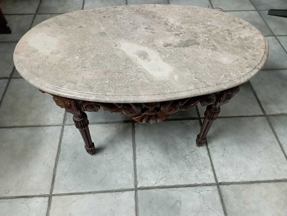 Mesa de sala com tampo de pedra