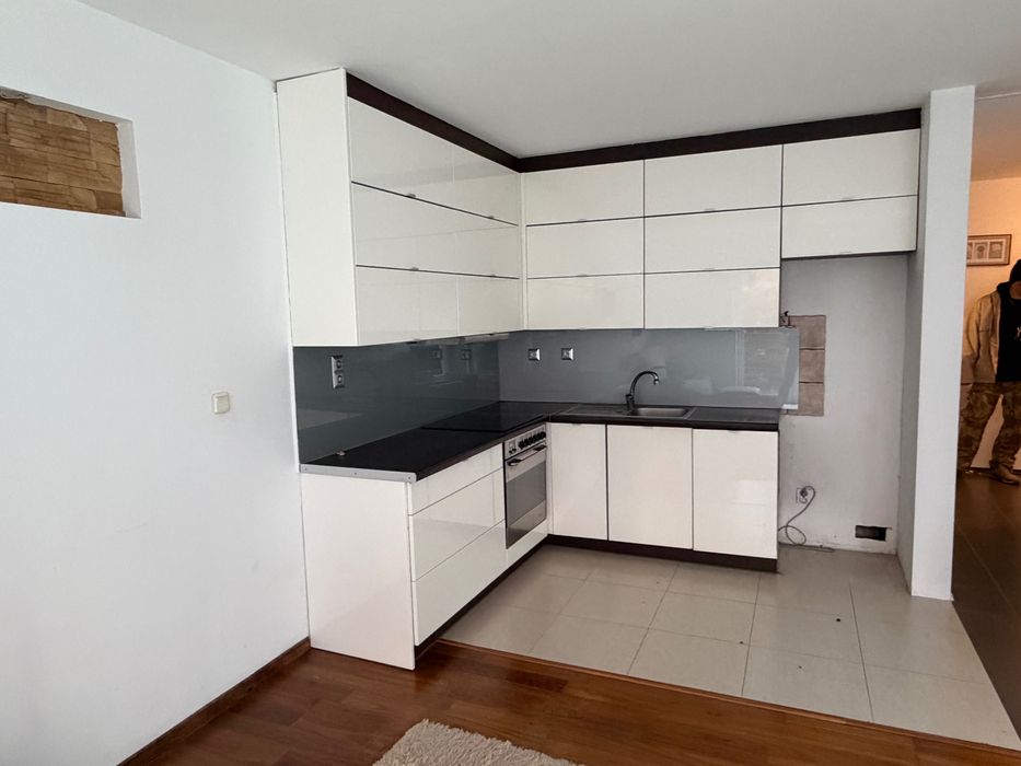 Kuchnia: szafki, kuchenka, płyta indukcyjna, okap AGD biała