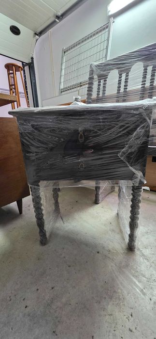 Cama de casal Antiga com 2 mesas de cabeceira