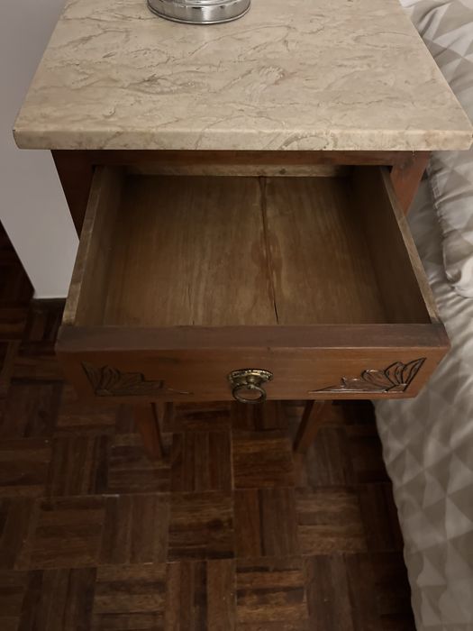 Mesas de cabeceira com tampo de mármore