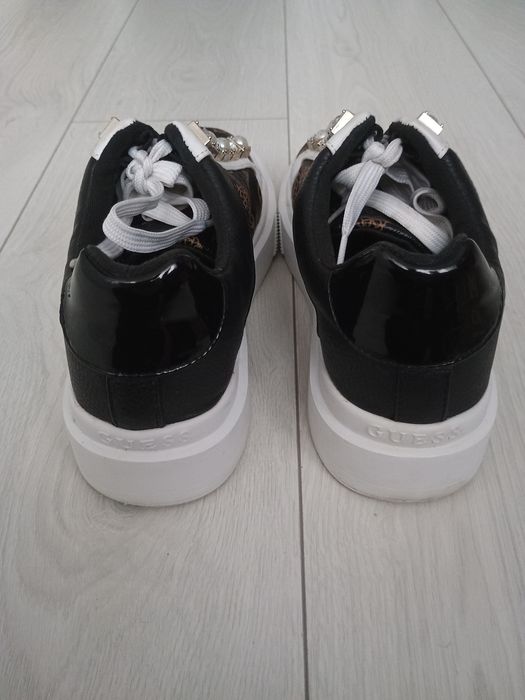 Sneakersy Guess Brązowe