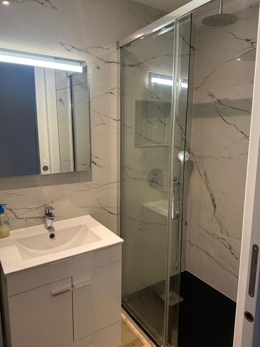 Alugo quarto com casa de banho