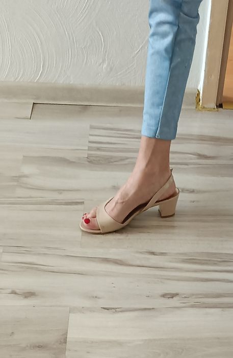 Eleganckie sandały na obcasie rozmiar 38 marki Julia -S