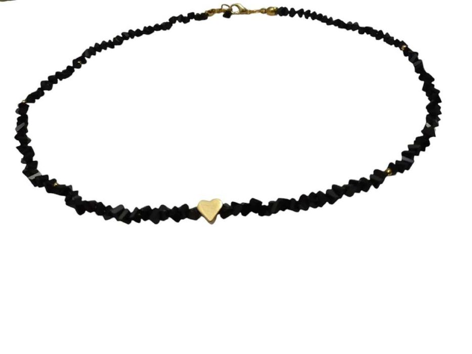 Naszyjnik czarny ze złotym sercem