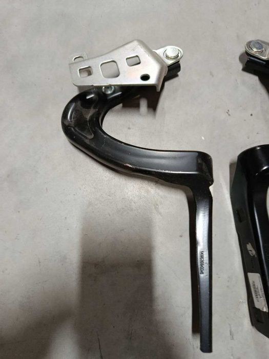 Петля капота ліва \ права Tesla MY