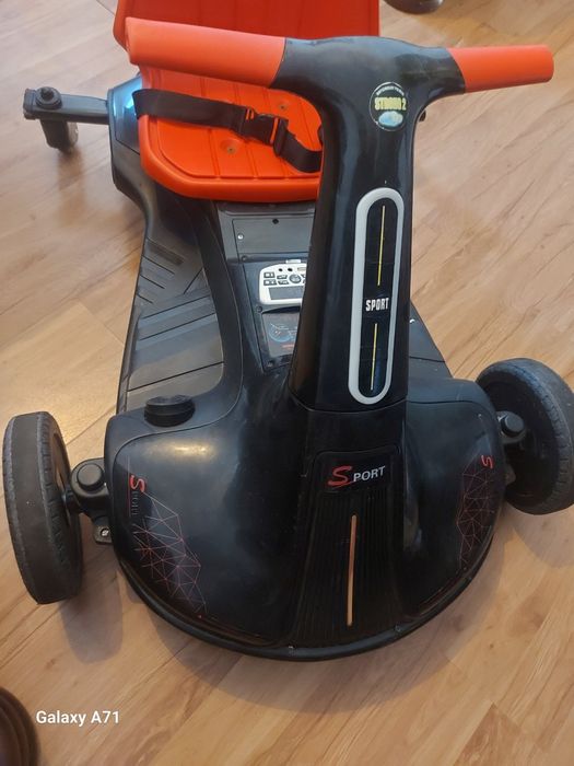 Elektryczny dziecięcy samochod