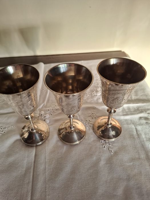 Trzy posrebrzane kieliszki
