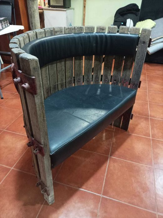 Banco feito de uma prensa das uvas