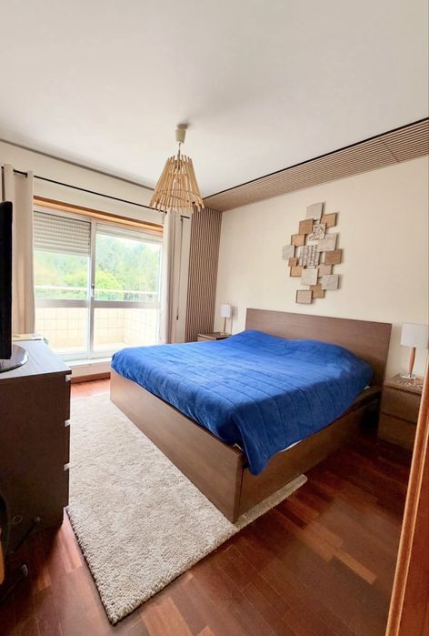 Conjunto de quarto IKEA — Cama 160×200, mesas de cabeceira , cómoda, estrado, gavetoes