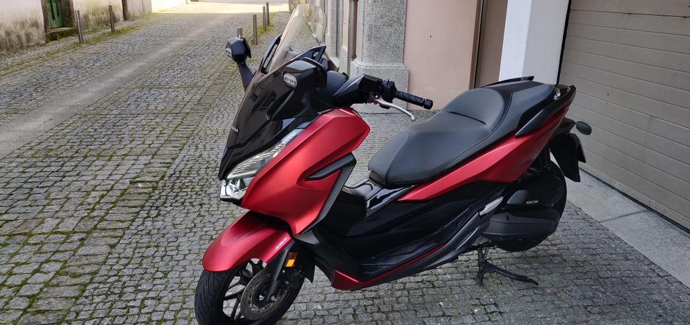 Honda Forza 125, impecável