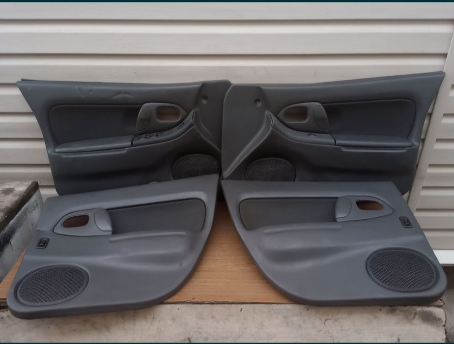 Дверна карта/обшивка дверей  Mazda 323F BA /Omega b