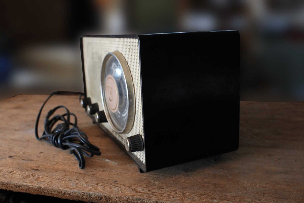 Rádio antigo da marca Philips