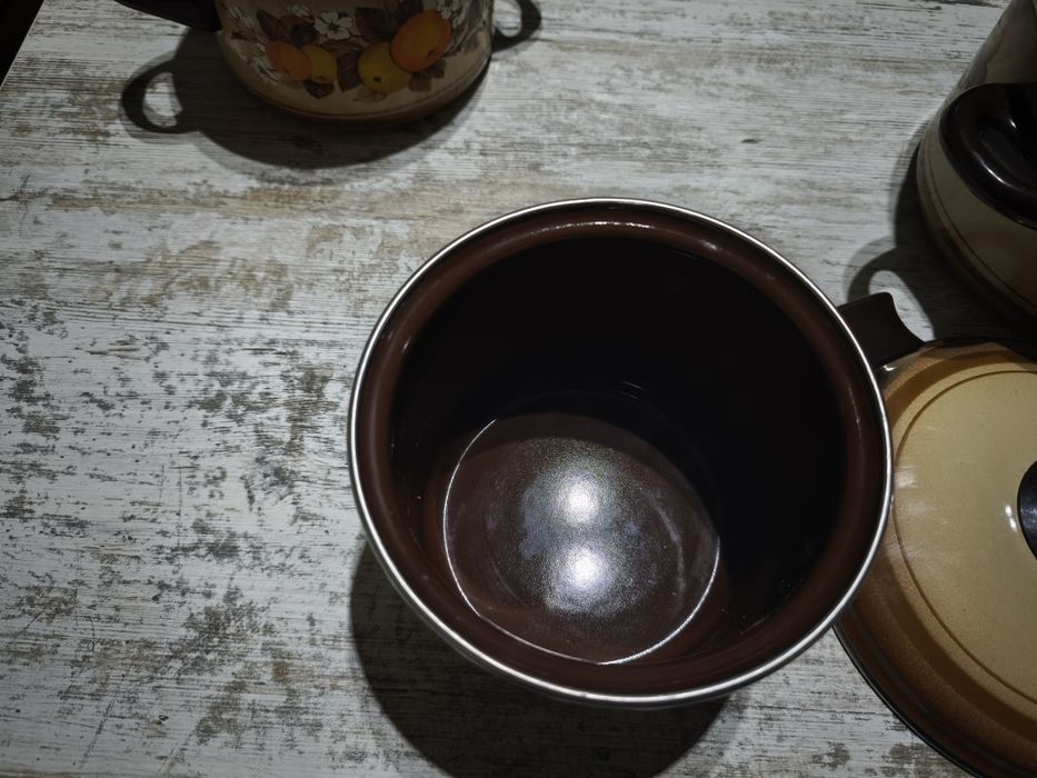 Zestaw garnków emaliowanych .