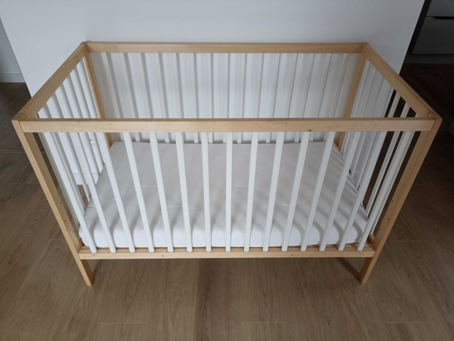 Drewniane łóżeczko 120x60 z materacem Hilding w bardzo dobrym stanie (Myślenice/Sułkowice)