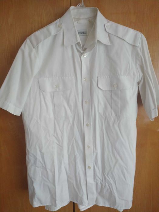 Dwie białe koszule wojskowe z krótkim rękawem