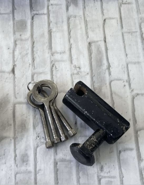 Навесной Винтовой замок