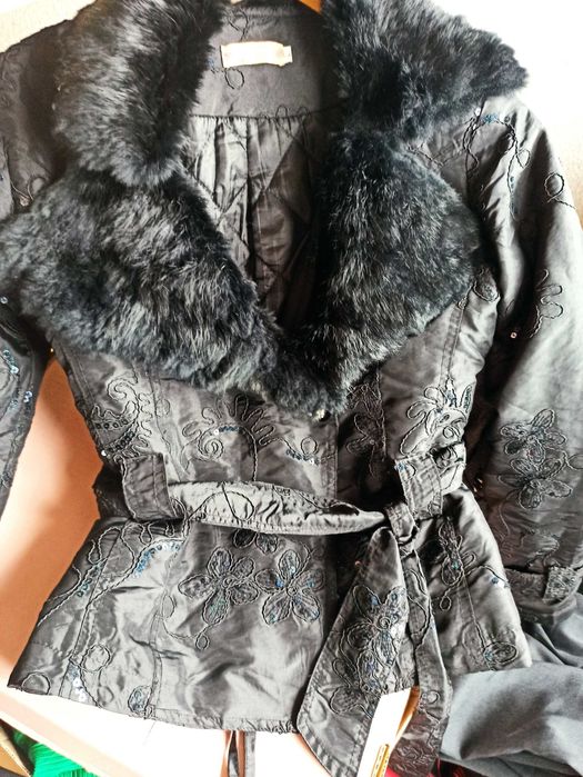 Kurtka z haftem cekinami i futerkiem 38