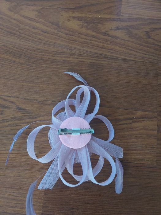 Fascynator ozdoba na głowę na spince Kolor pudrowy brudny róż