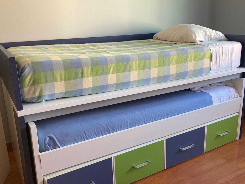 Cama dupla juvenil com arrumação e Cómoda Vertical