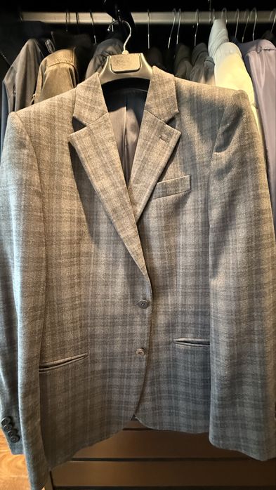 Fatos e blazers clássicos, camisas e gravatas como novos