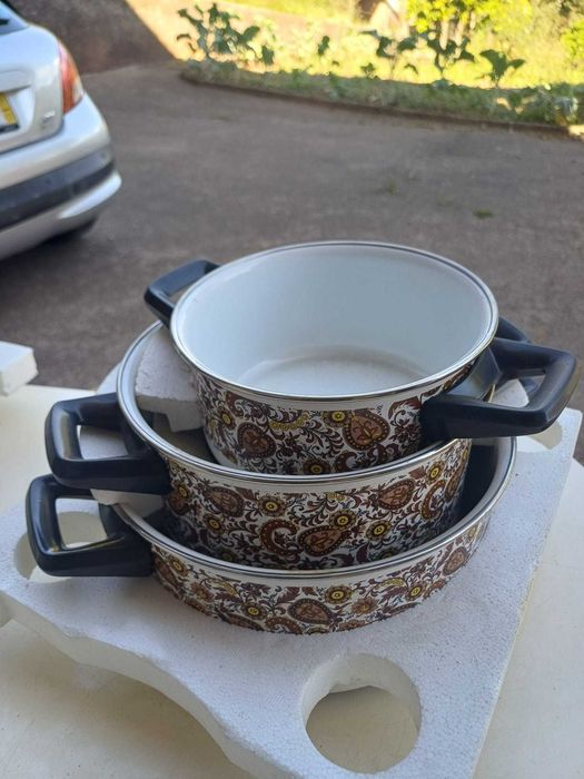 Conjunto de panelas e tachos, de 9 peças, em esmalte Vintage, ainda embalados