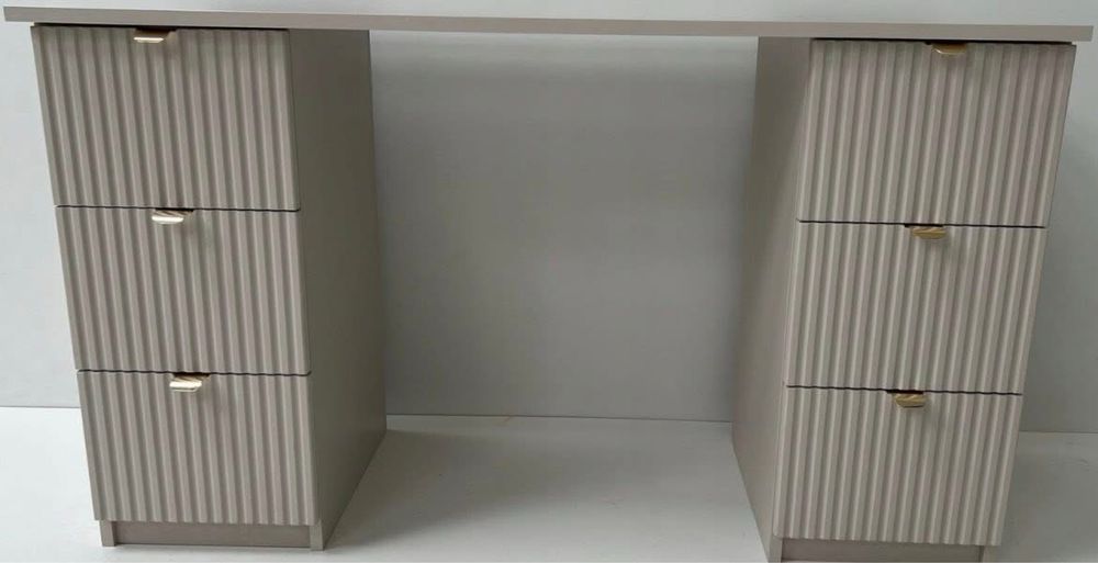 Biurko ryflowane w kolorze bialym