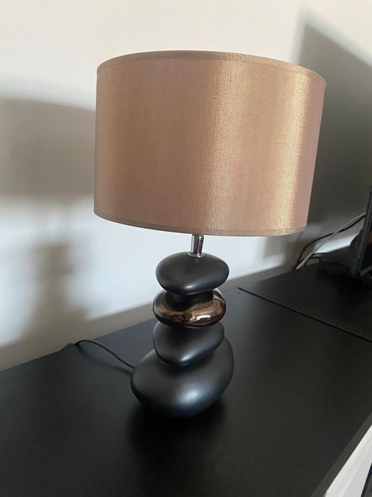 Candeeiro em tons de dourado e preto