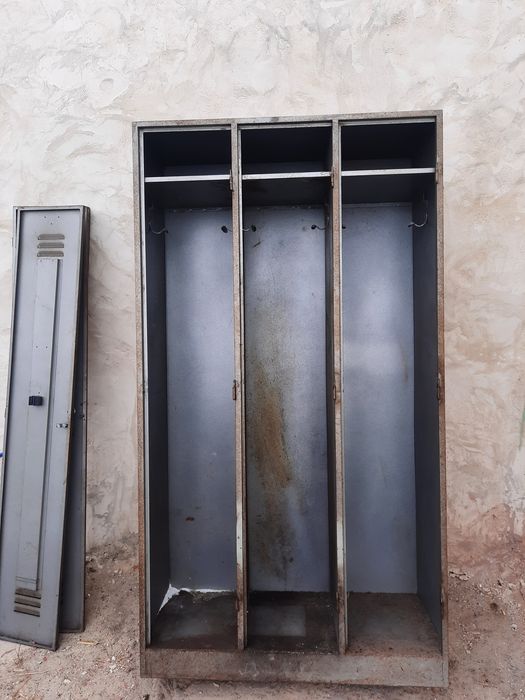 Cacifo metálico com 3 portas 1mt x 1,85 mt