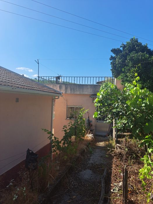 Vende-se Moradia  V8 com 2 pisos habitação