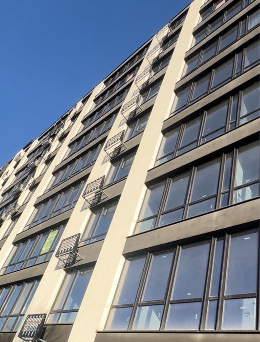 Продам трьохкімнатну квартиру 77 кв м район манхетен в центрі