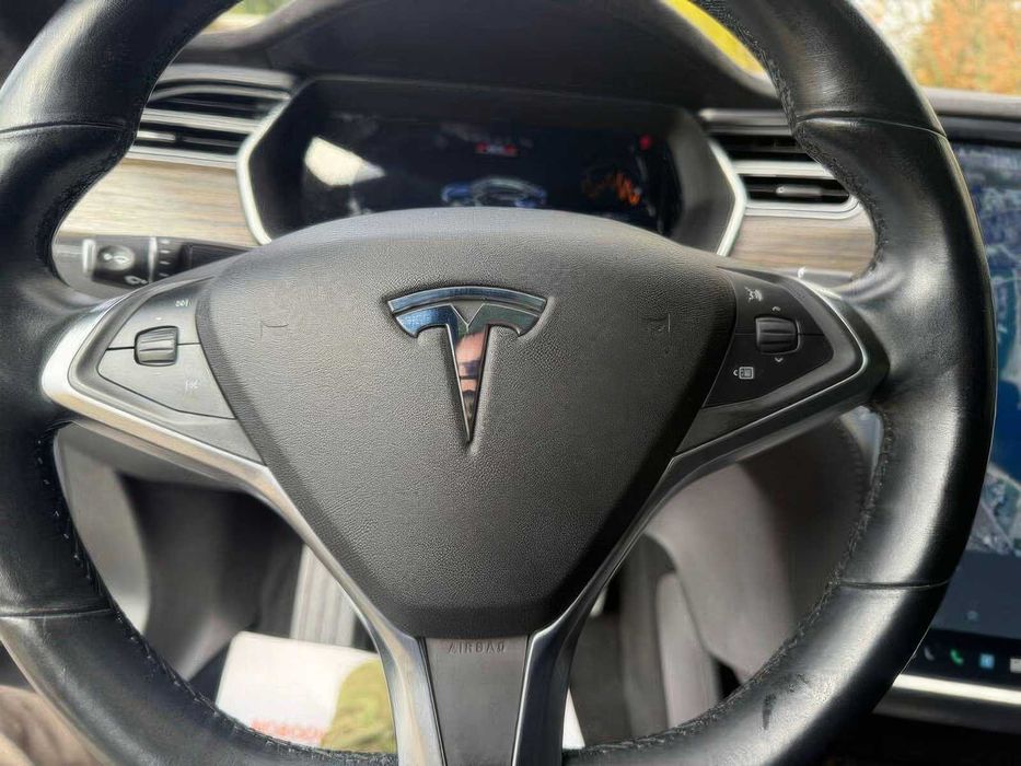 Tesla Model S P85D      2015