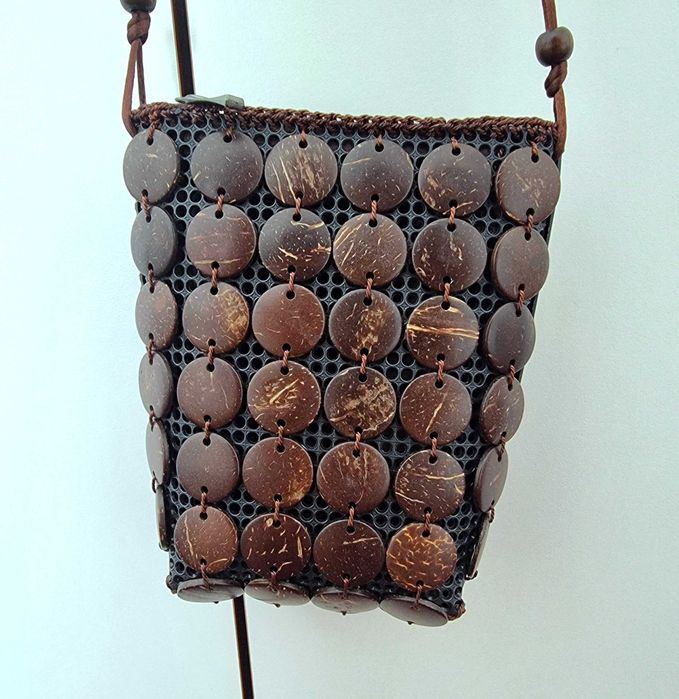 Mala pequena castanha com detalhes e uma flor